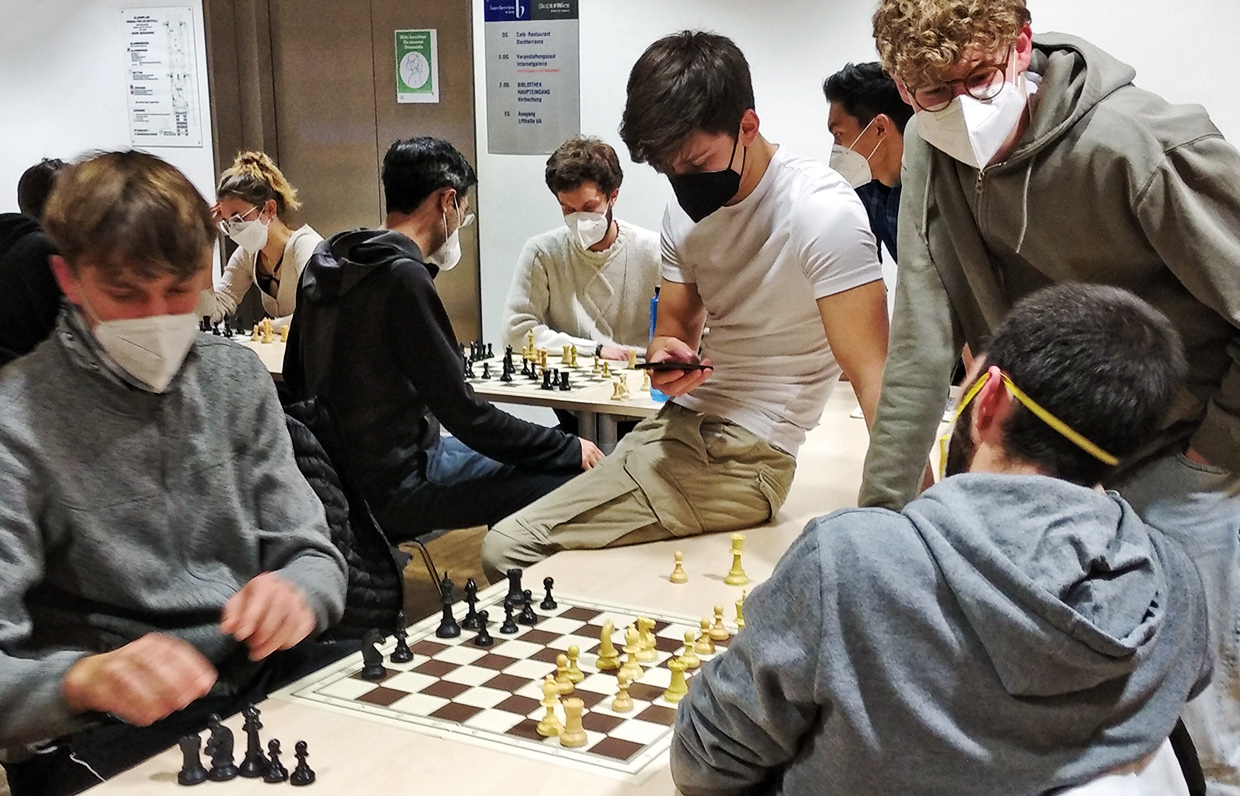 20220113-5-schach-spielen-freunde-machen-1